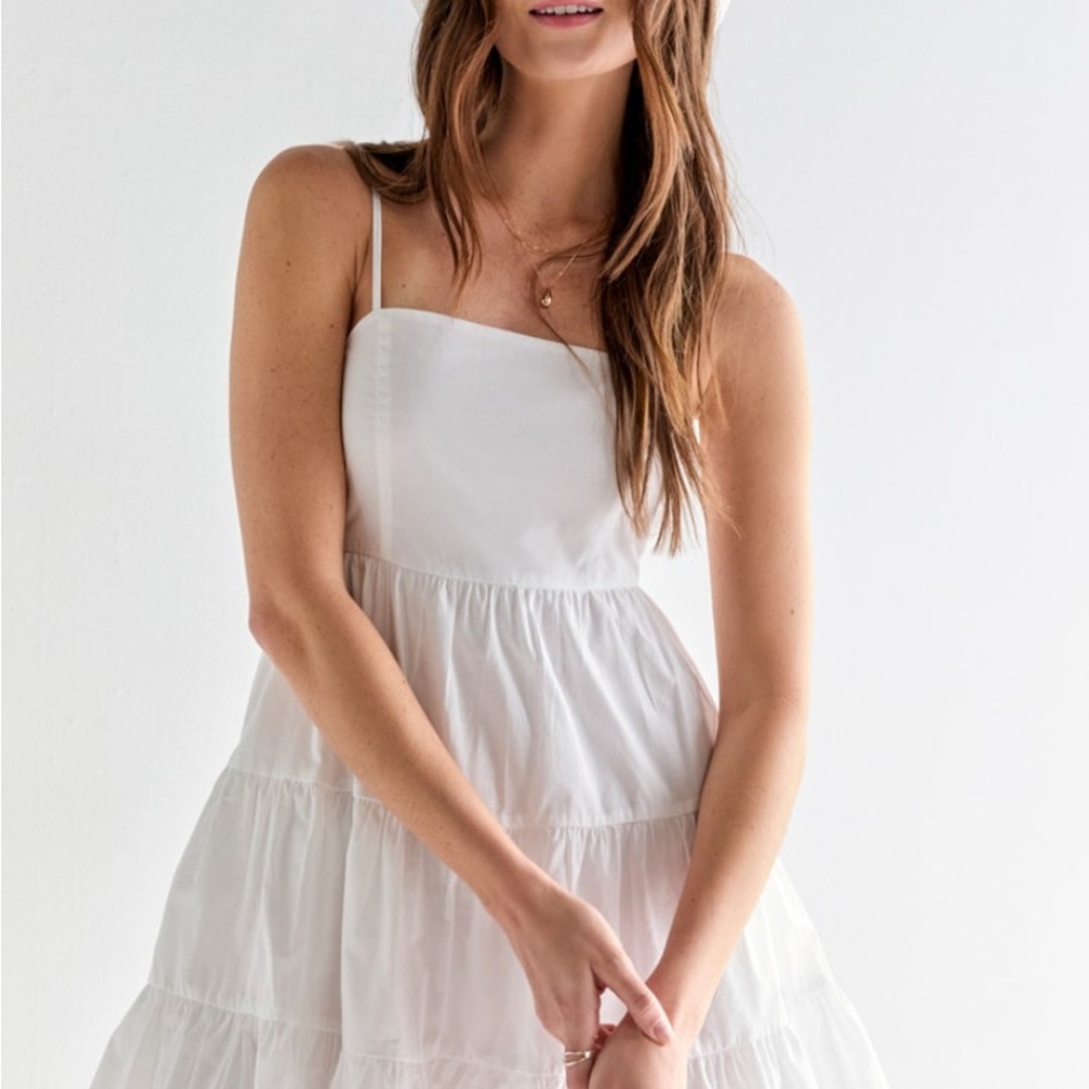 Elegant White Sleeveless Dress